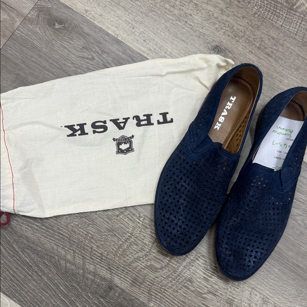 ❄️☀️Trask Dark Blue Perforated Loafers
